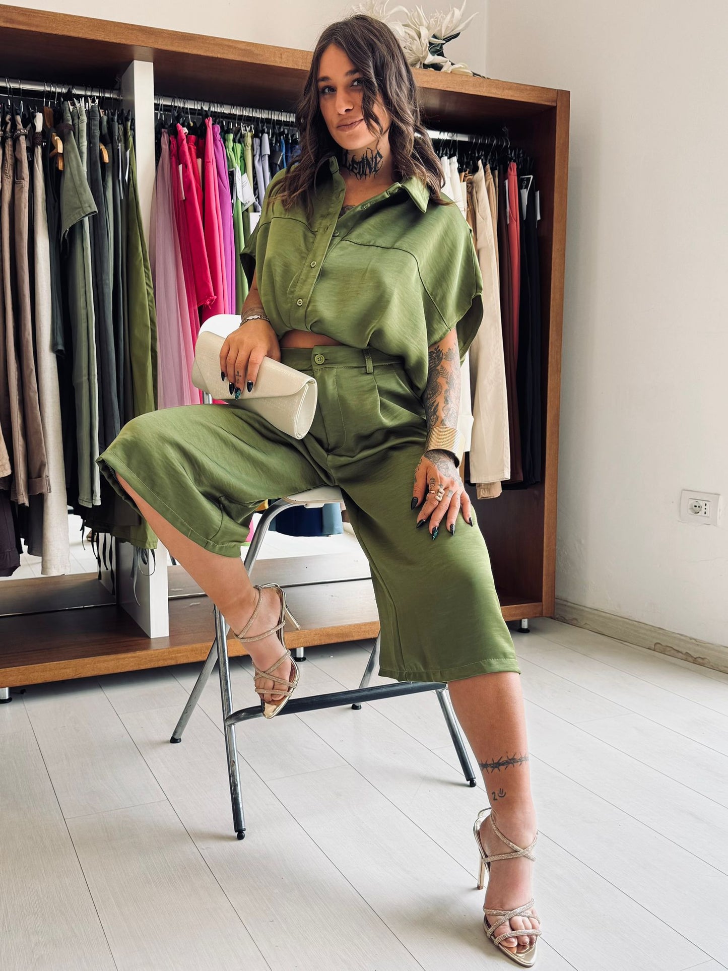 Completo Coordinato Satinato Verde Oliva: Camicia Crop e Pantalone Culotte