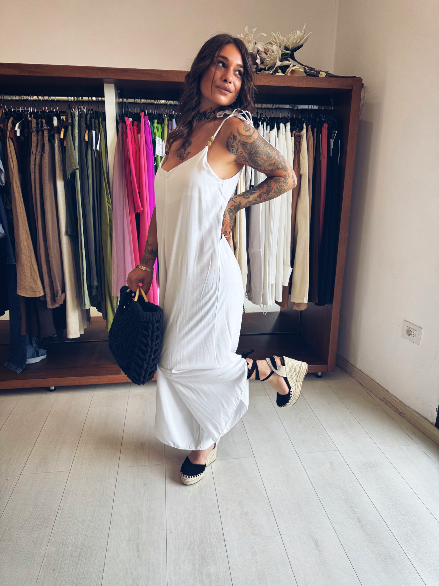 Tuta Lunga Elegante Bianca in Tessuto Leggero con Spalline Annodabili