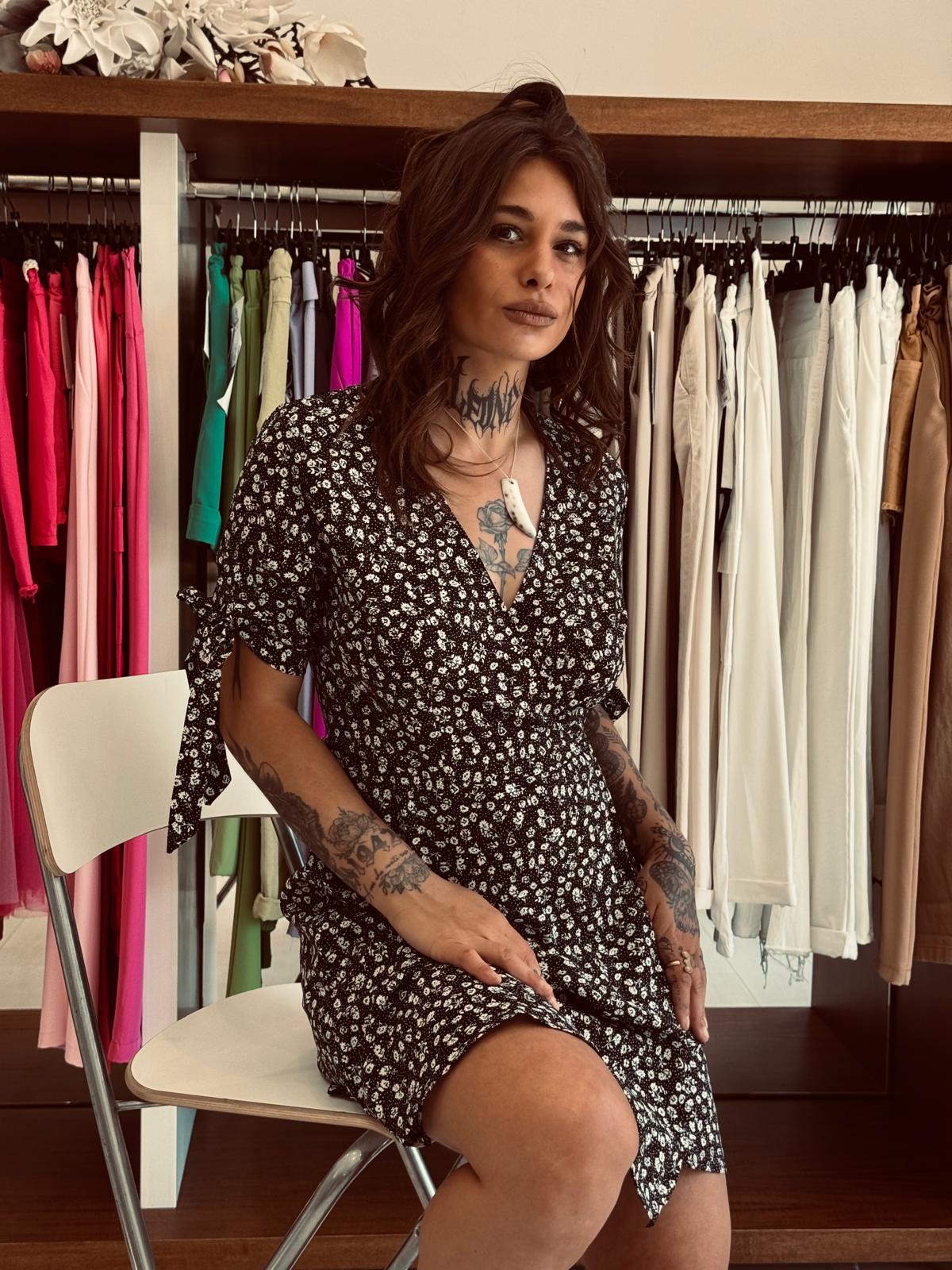 Abito Portafoglio Nero a Fiori con Lacci sulle Maniche - Stile Rock-Chic
