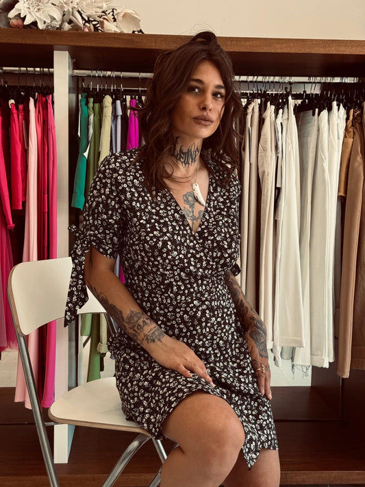 Abito Portafoglio Nero a Fiori con Lacci sulle Maniche - Stile Rock-Chic