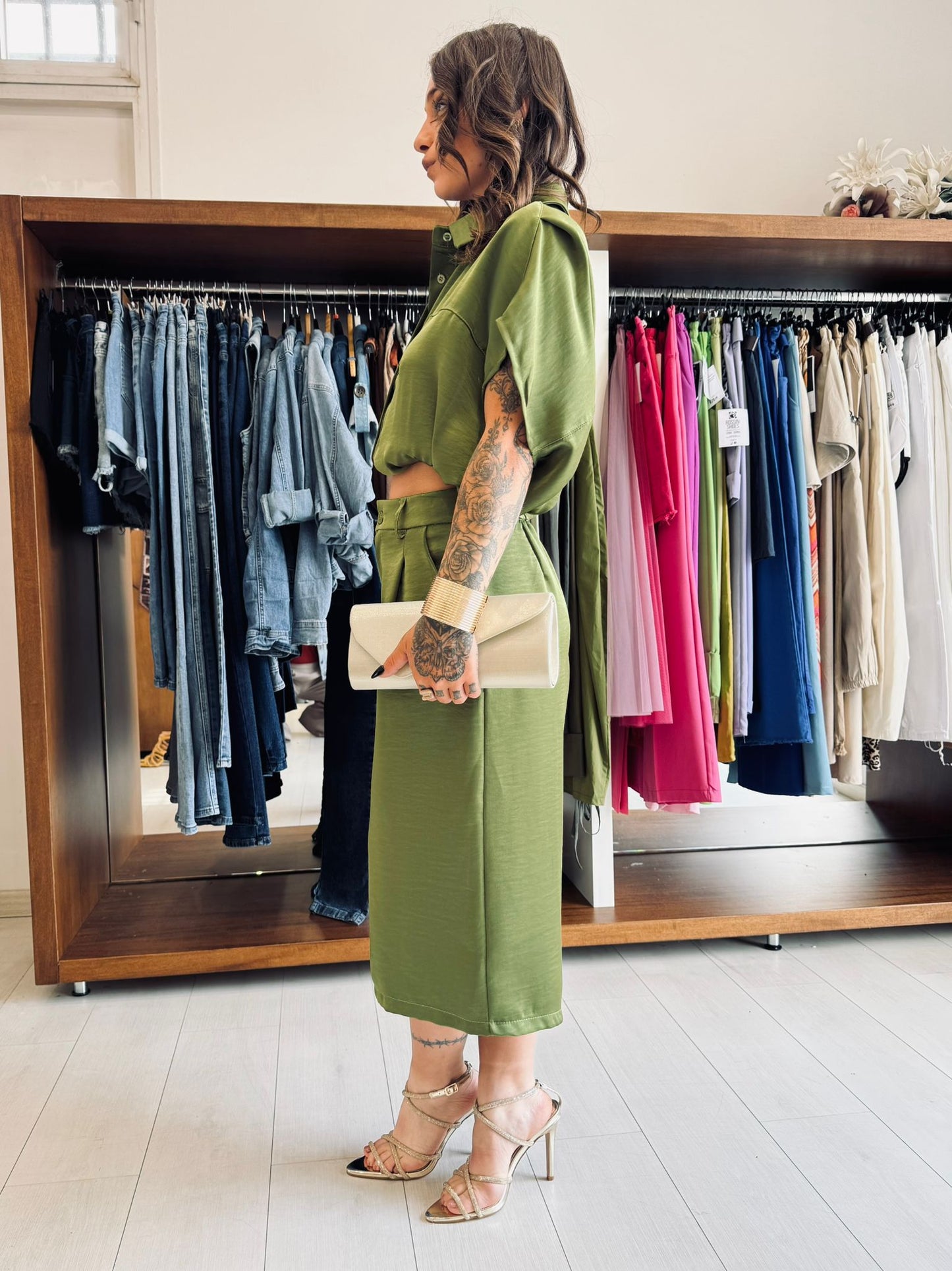 Completo Coordinato Satinato Verde Oliva: Camicia Crop e Pantalone Culotte