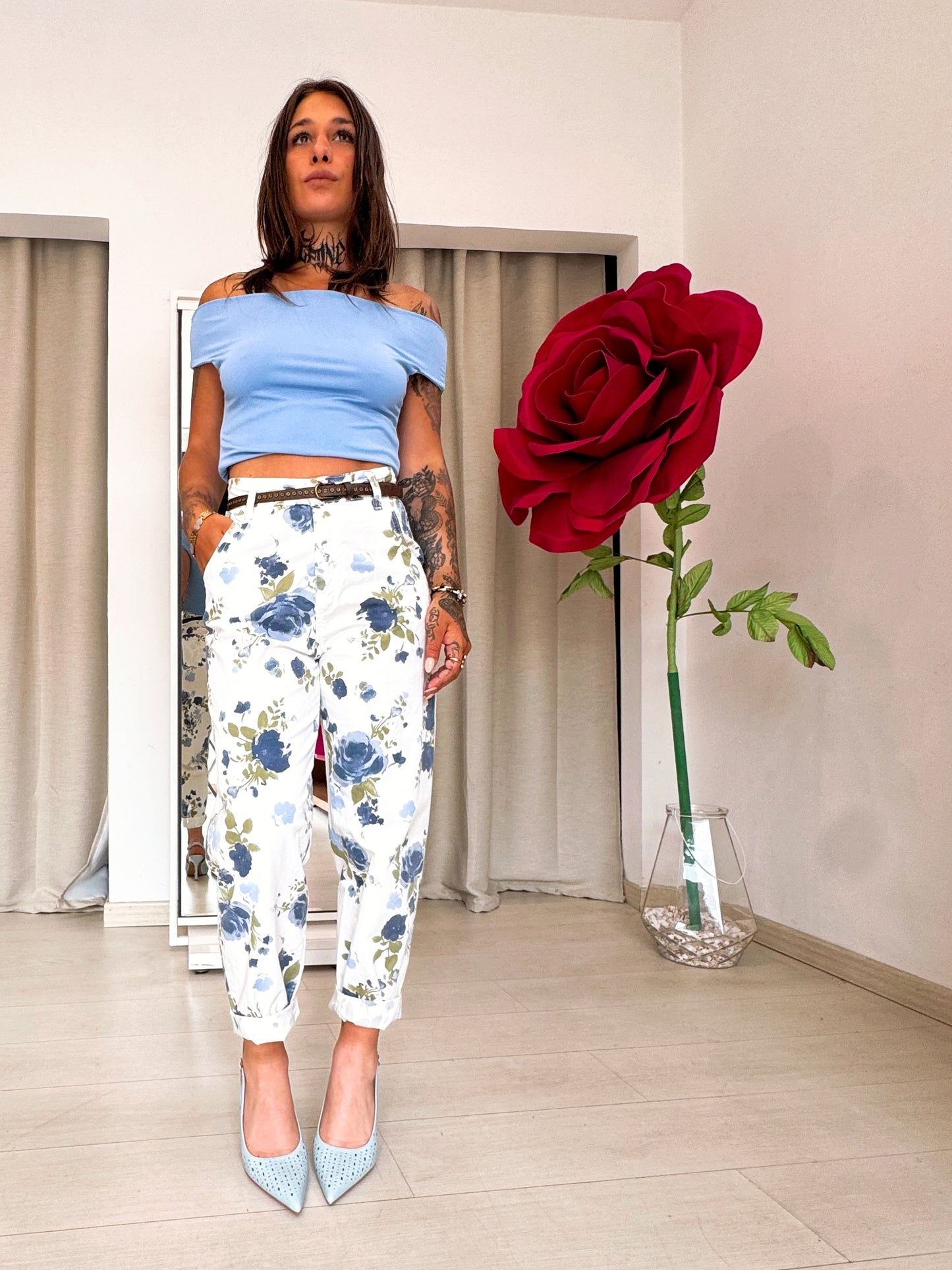Pantalone Boyfriend Bianco a Fantasia Floreale Blu - Denim Leggero