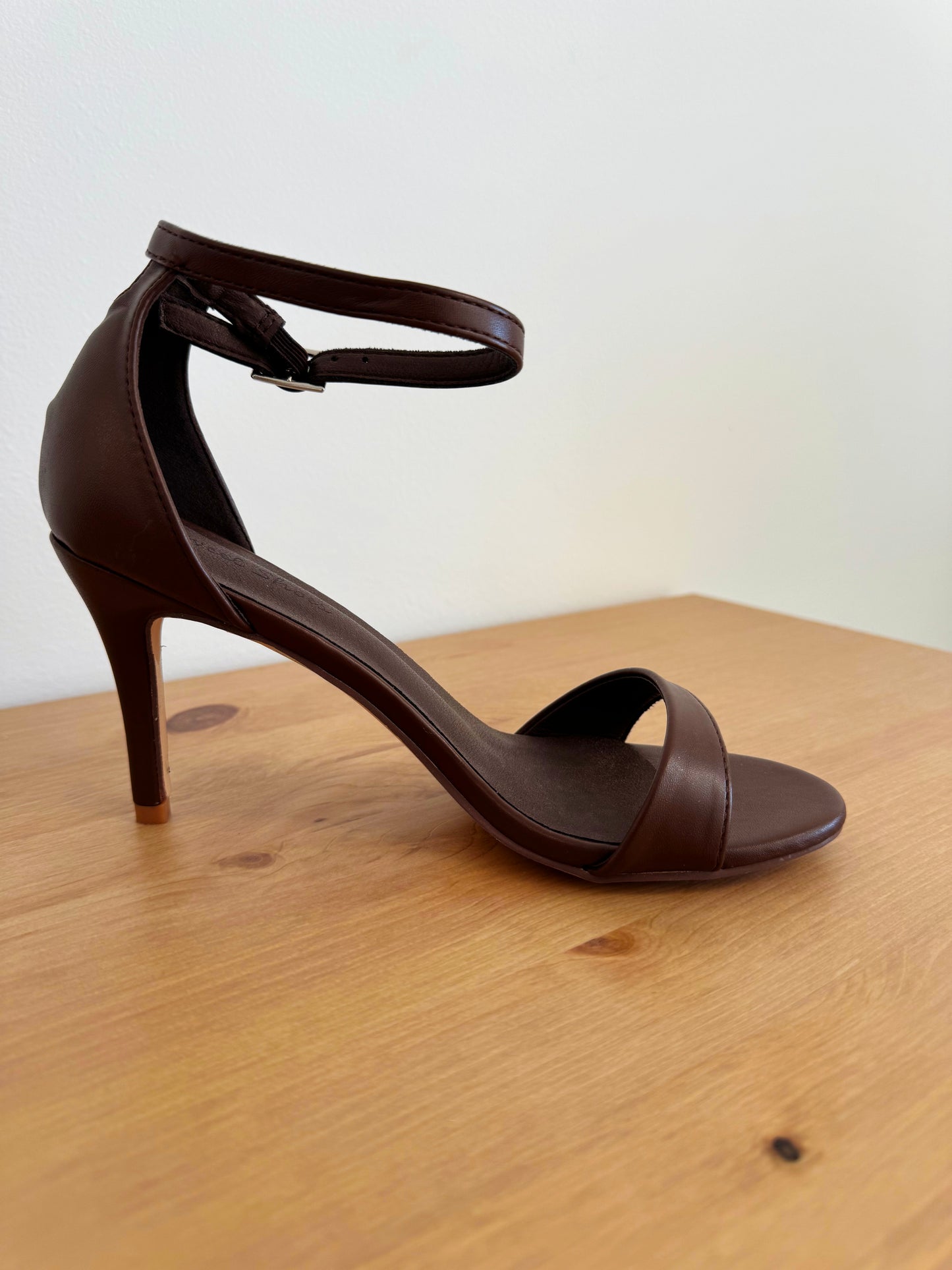 Sandalo "Paris" in Similpelle con Cinturino alla Caviglia – Tacco a Spillo 9cm