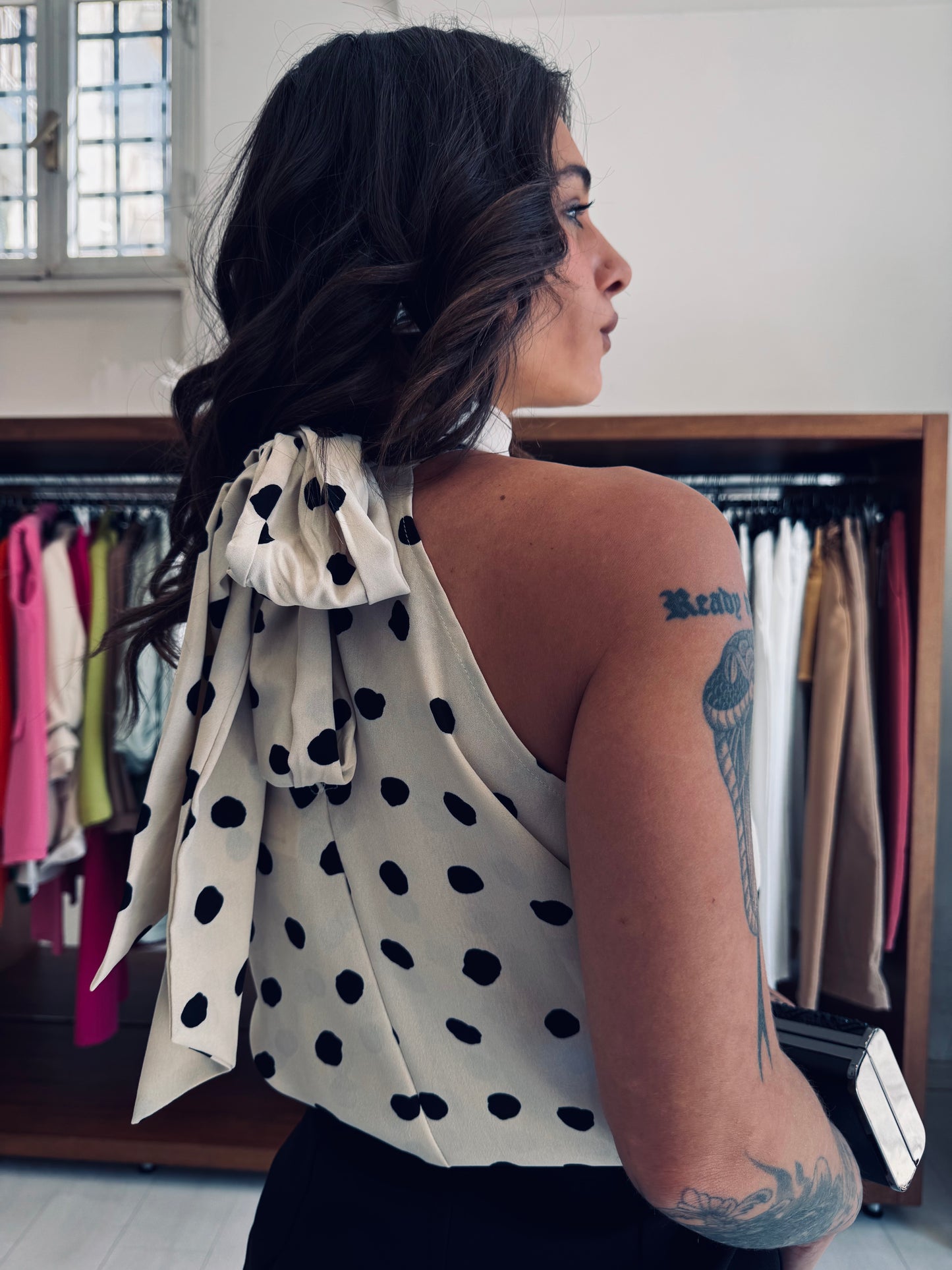 Top Halter a Pois con Maxi Fiocco Posteriore – Crema/Nero