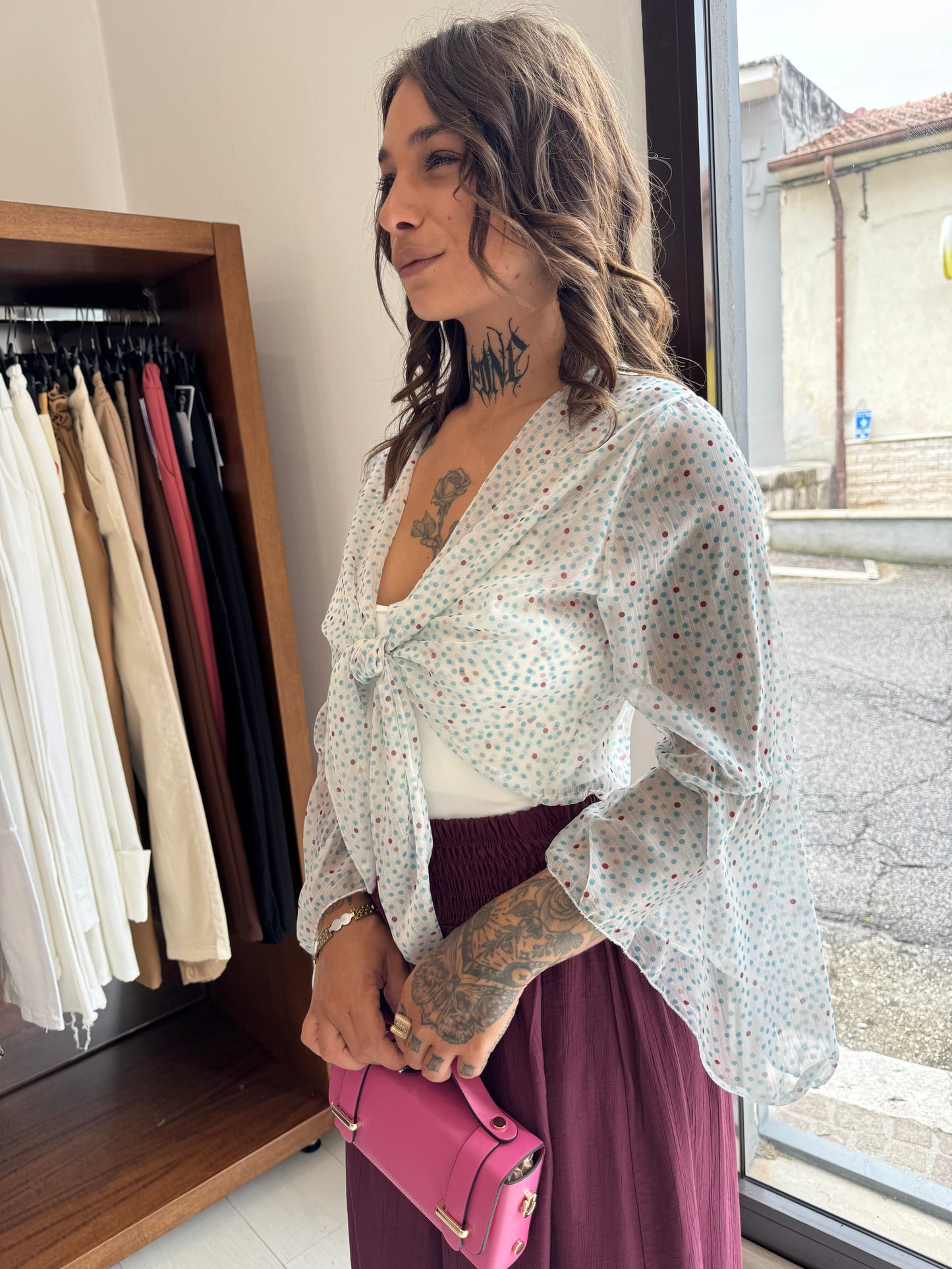 Blusa Trasparente a Pois con Maniche a Campana e Nodo Frontale