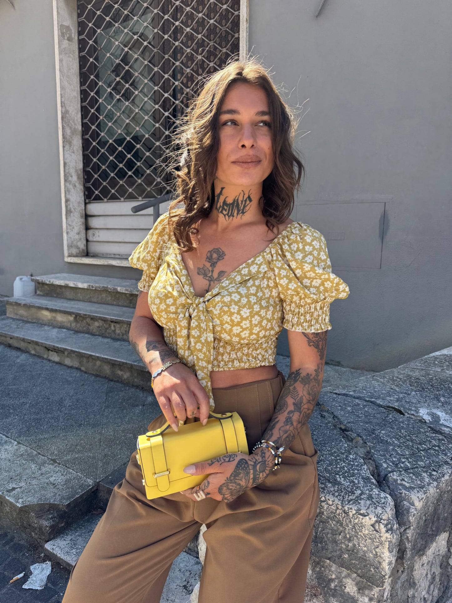 Top Cropped Floreale Giallo Senape con Nodo Frontale e Maniche a Sbuffo