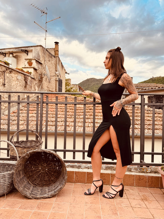 Abito Midi a Costine con Spacco Laterale e Scollo Squadrato – Nero