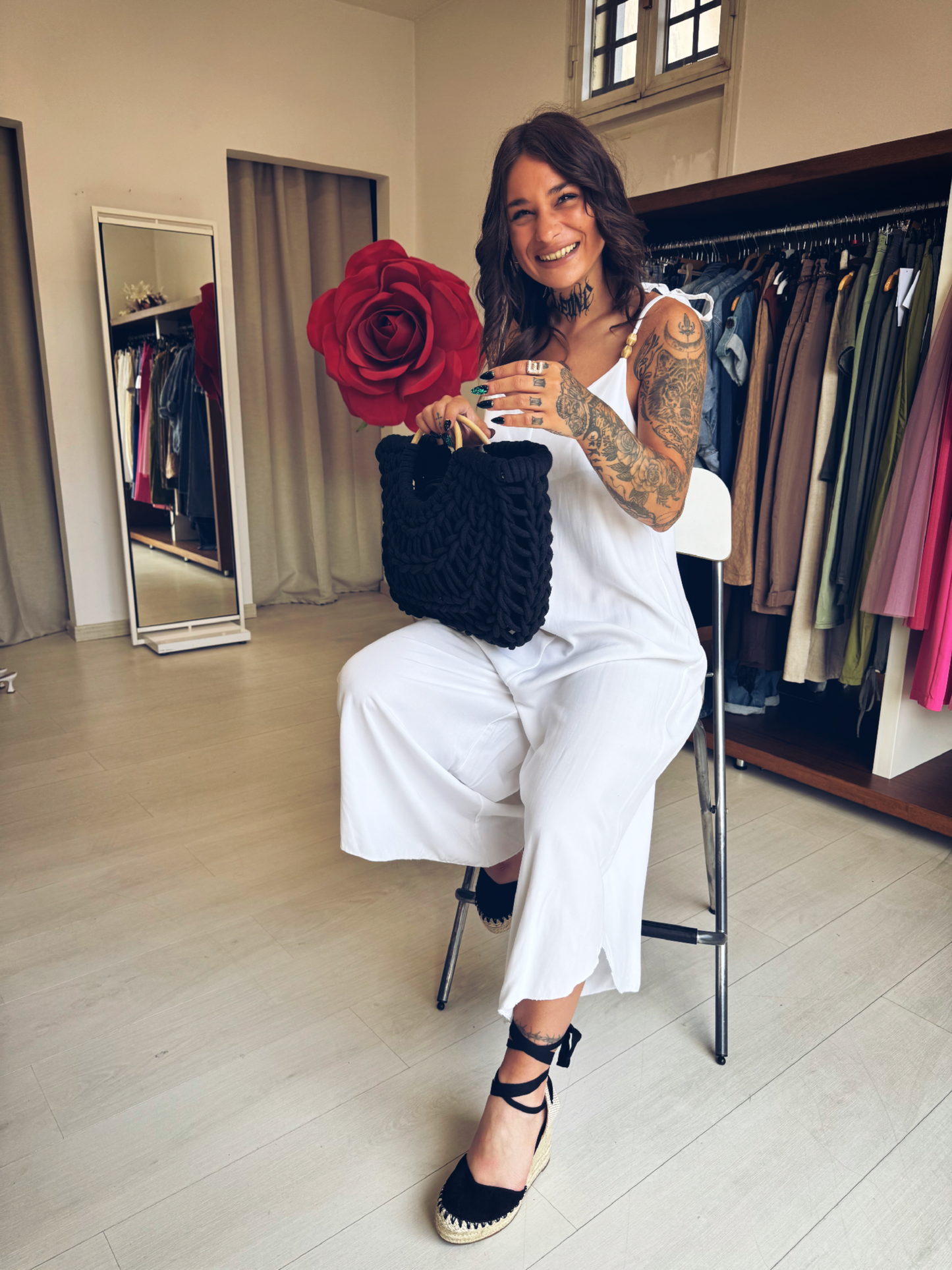 Tuta Lunga Elegante Bianca in Tessuto Leggero con Spalline Annodabili