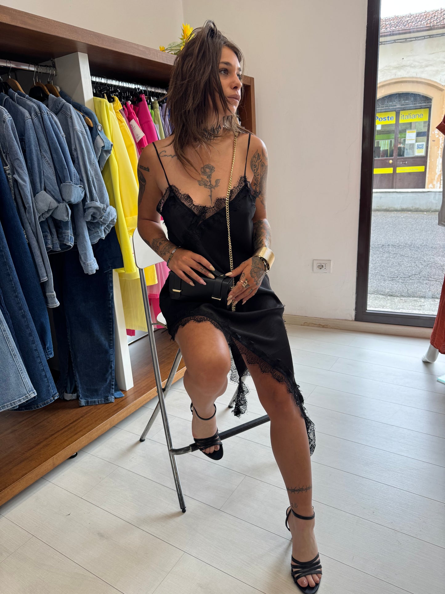 Abito Sottoveste in Satin con Bordi in Pizzo e Orlo Asimmetrico