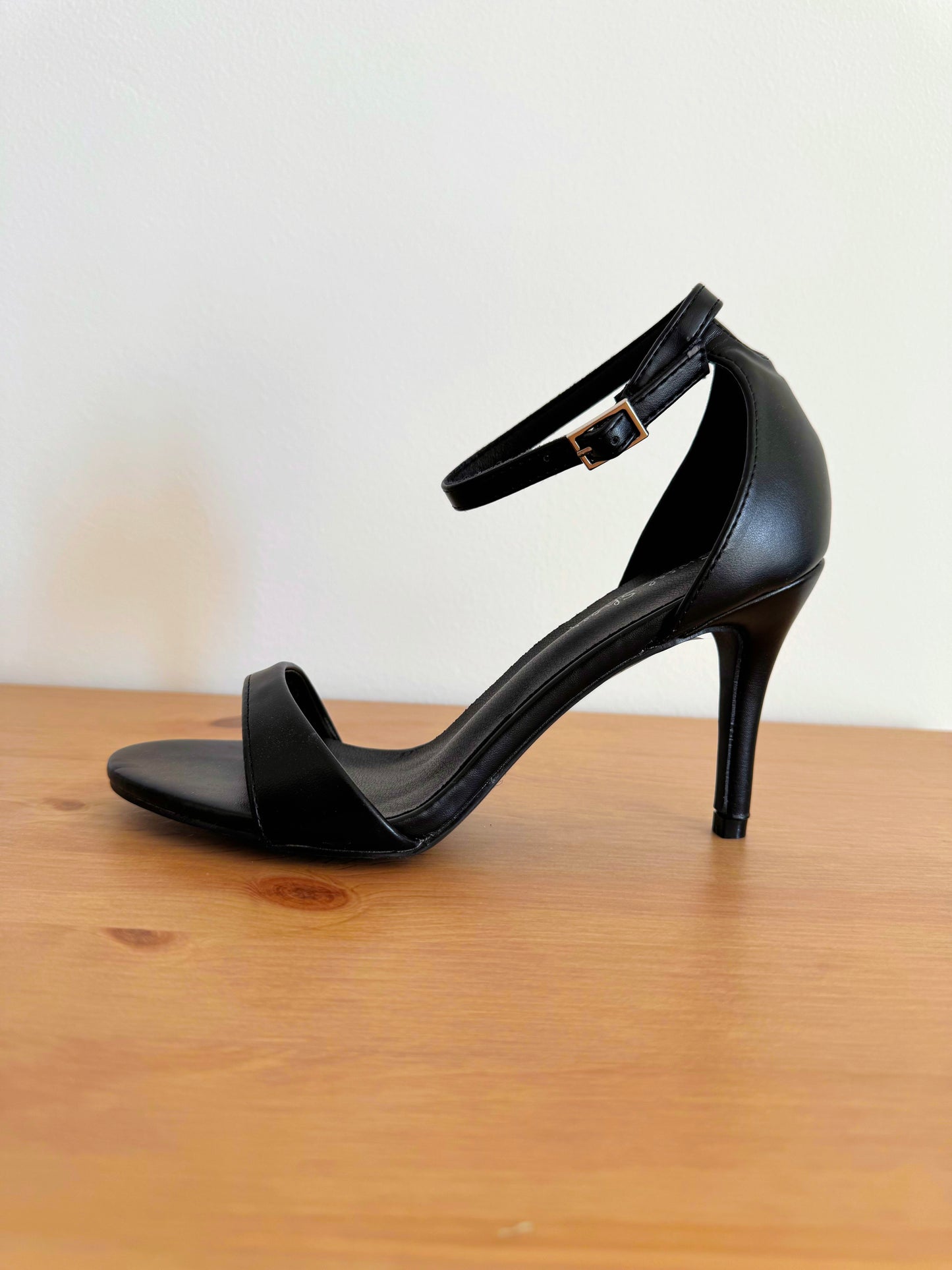 Sandalo "Paris" in Similpelle con Cinturino alla Caviglia – Tacco a Spillo 9cm
