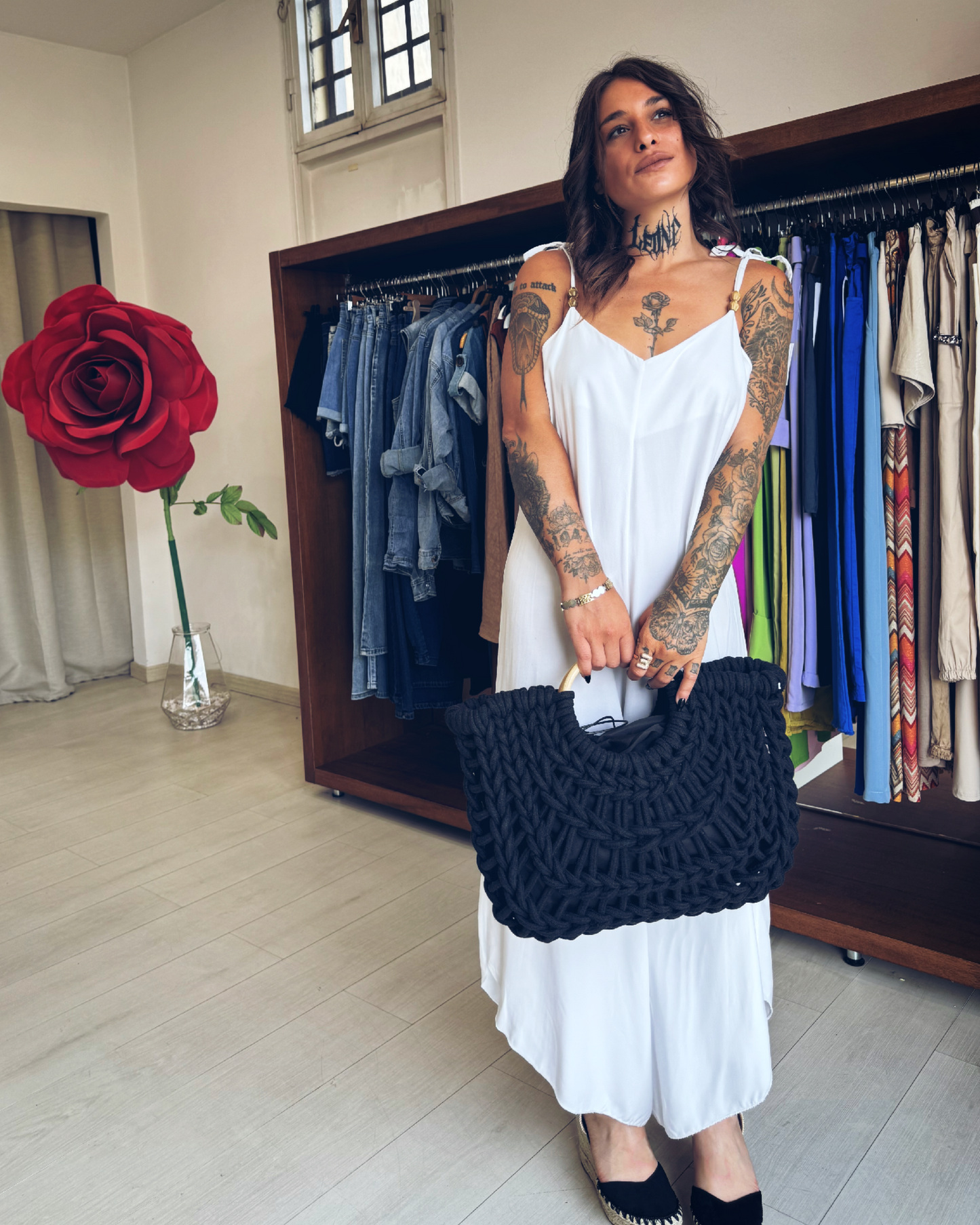 Tuta Lunga Elegante Bianca in Tessuto Leggero con Spalline Annodabili