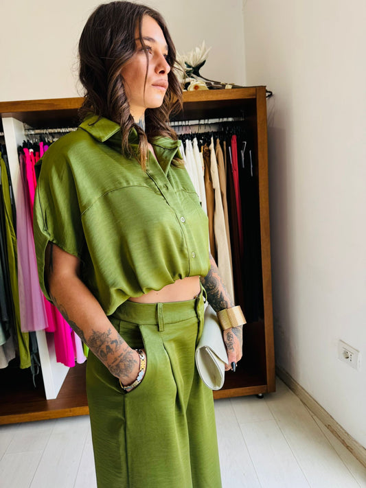 Completo Coordinato Satinato Verde Oliva: Camicia Crop e Pantalone Culotte