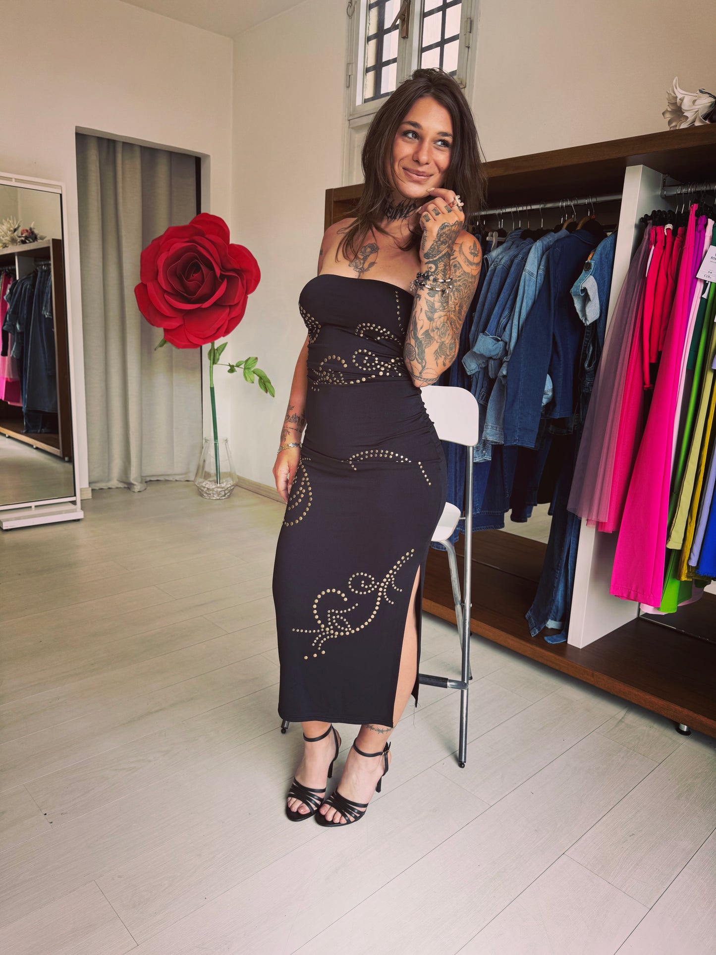Abito Midi Strapless "Studded Soul" – Nero con Borchie Gold e Spacco Laterale