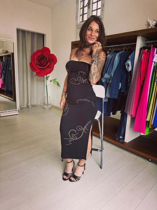 Abito Midi Strapless "Studded Soul" – Nero con Borchie Gold e Spacco Laterale