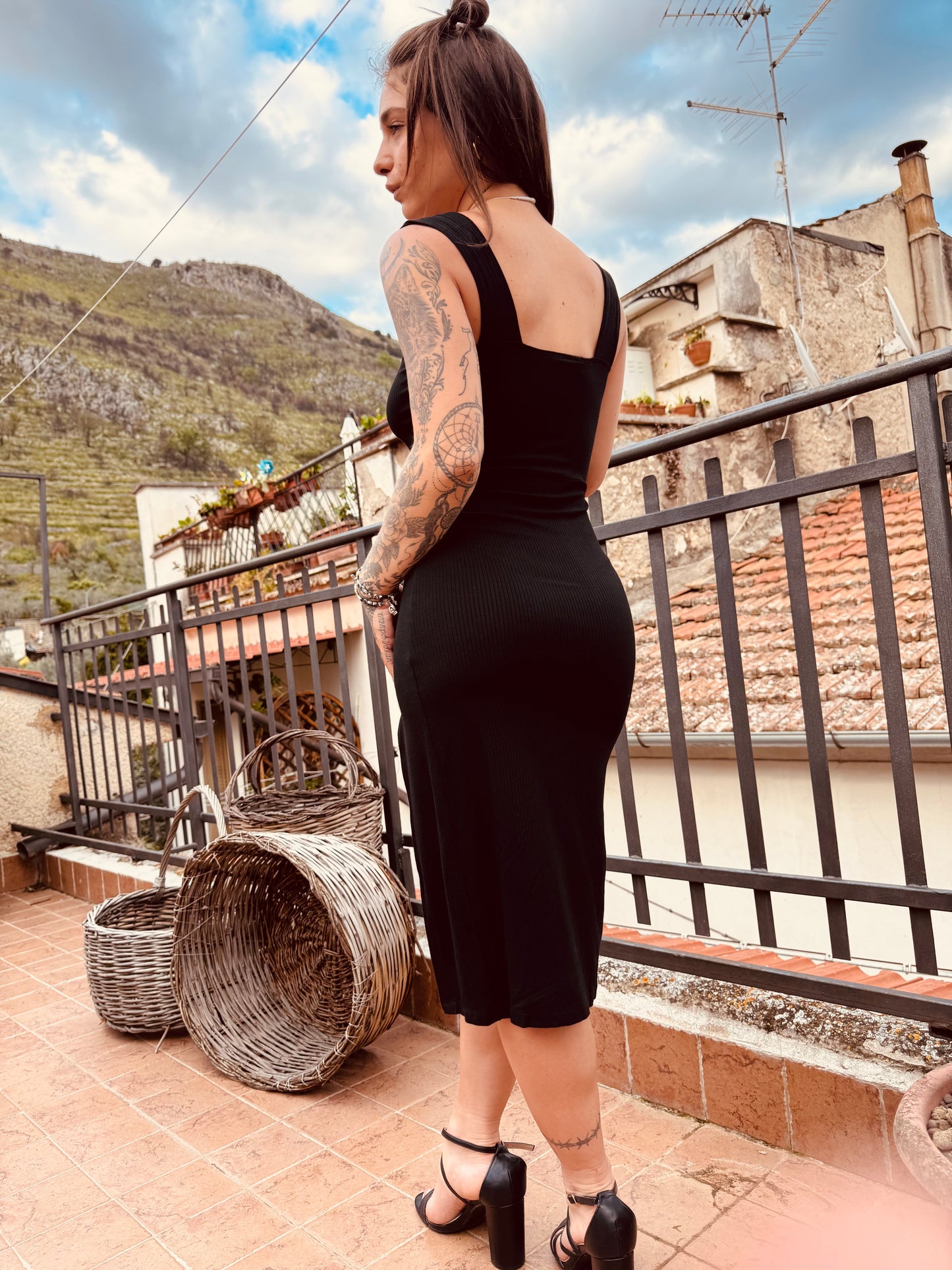 Abito Midi a Costine con Spacco Laterale e Scollo Squadrato – Nero