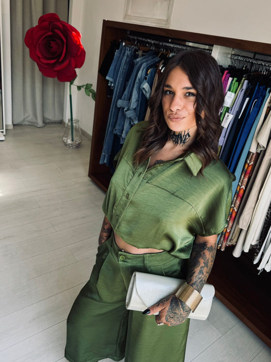 Completo Coordinato Satinato Verde Oliva: Camicia Crop e Pantalone Culotte