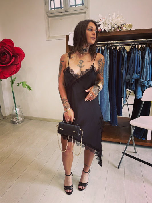 Abito Sottoveste in Satin con Bordi in Pizzo e Orlo Asimmetrico