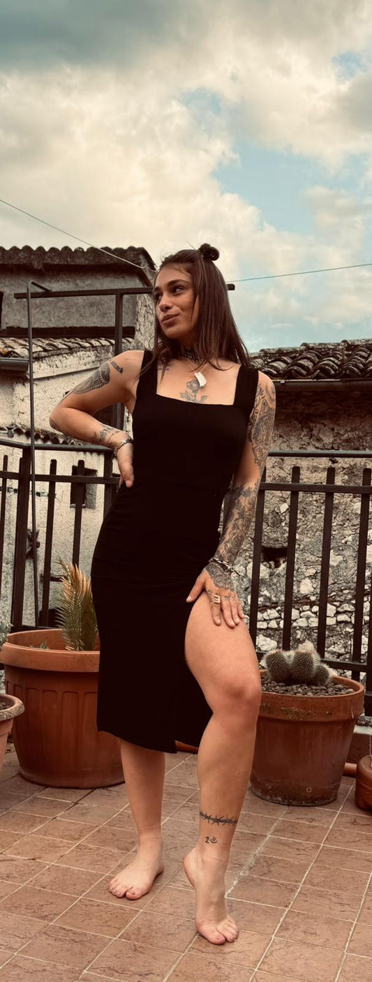 Abito Midi a Costine con Spacco Laterale e Scollo Squadrato – Nero
