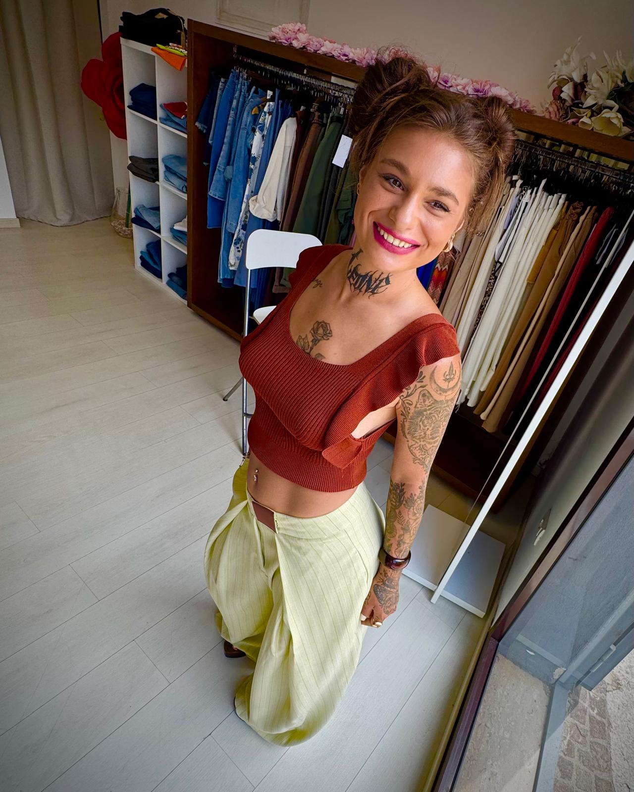 Top Cropped in Maglia a Costine con Volant – Ruggine (Taglia Unica)