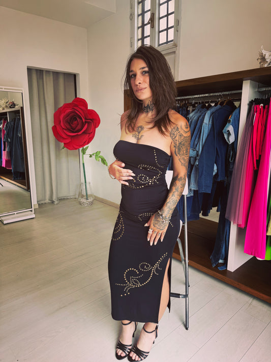 Abito Midi Strapless "Studded Soul" – Nero con Borchie Gold e Spacco Laterale