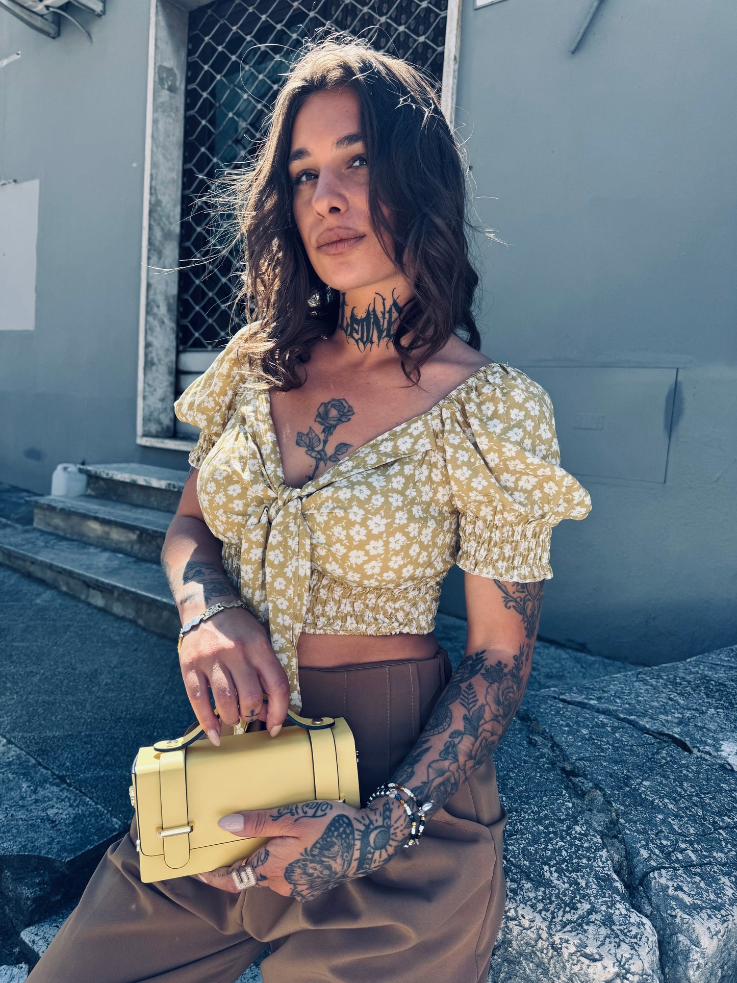 Top Cropped Floreale Giallo Senape con Nodo Frontale e Maniche a Sbuffo