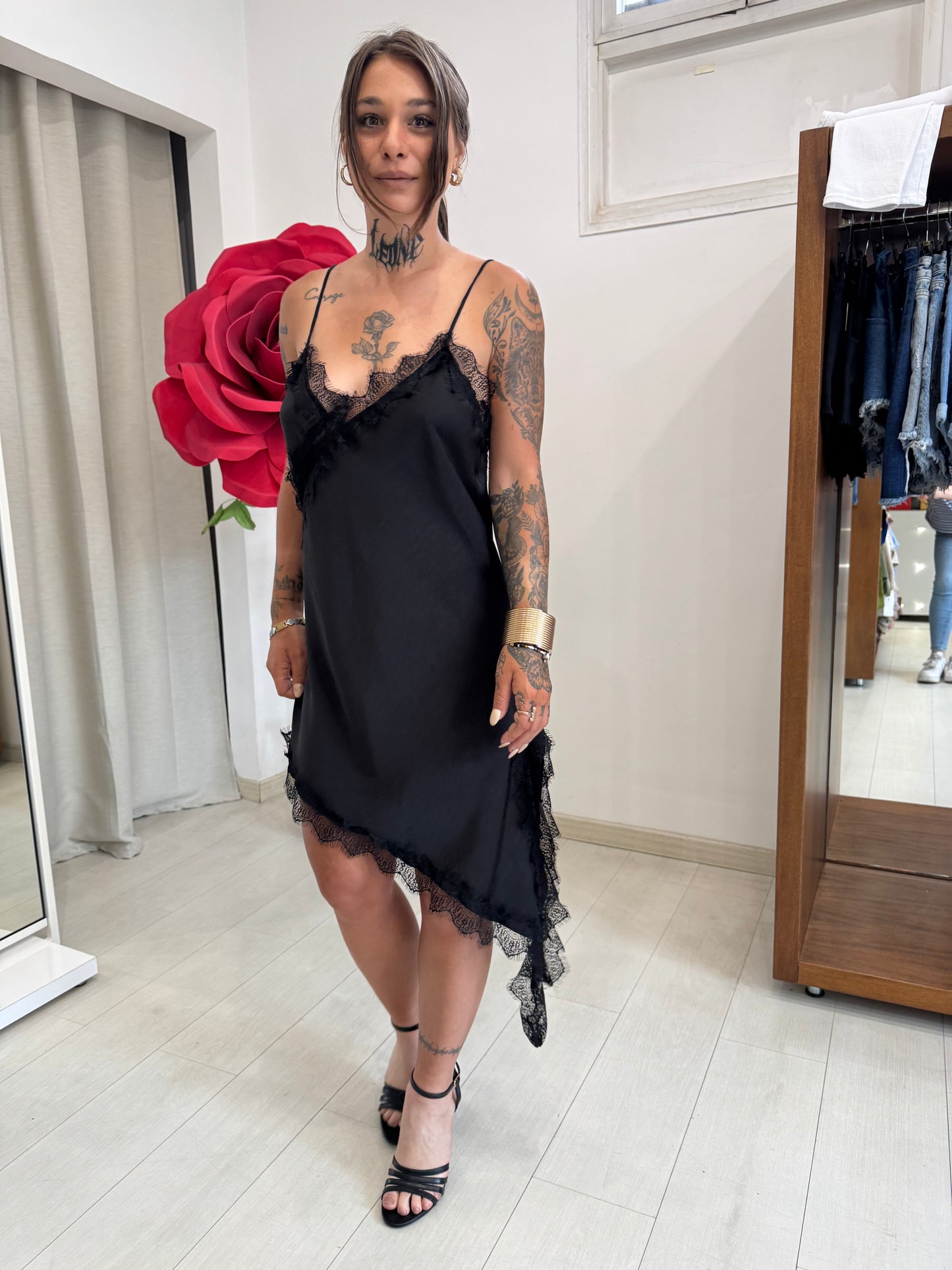 Abito Sottoveste in Satin con Bordi in Pizzo e Orlo Asimmetrico
