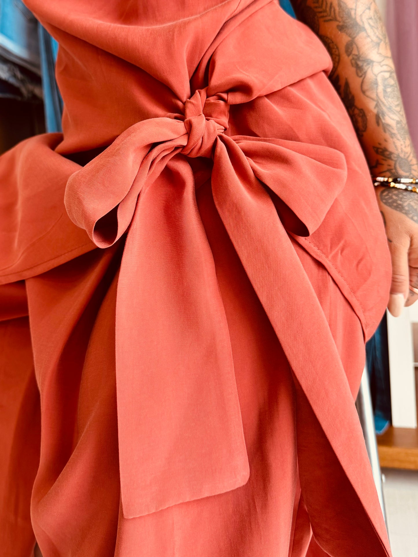 Coordinato Ruggine "Alba" Scollo Asimmetrico e Pantalone con Spacchi