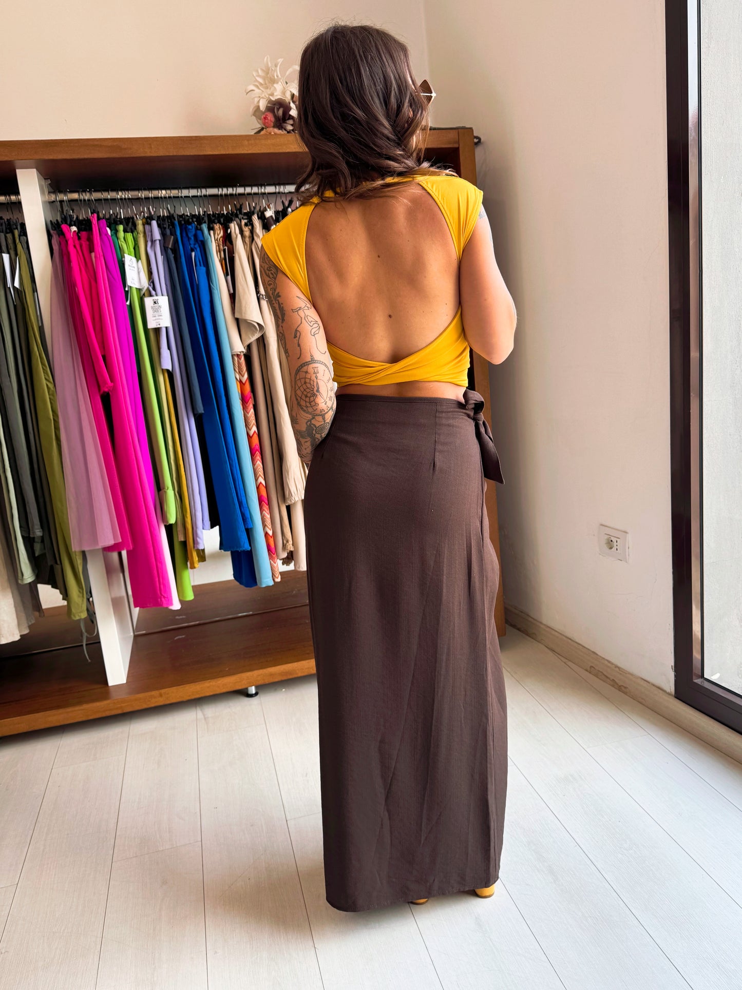 Crop Top Giallo Senape con Scollo Profondo sulla Schiena